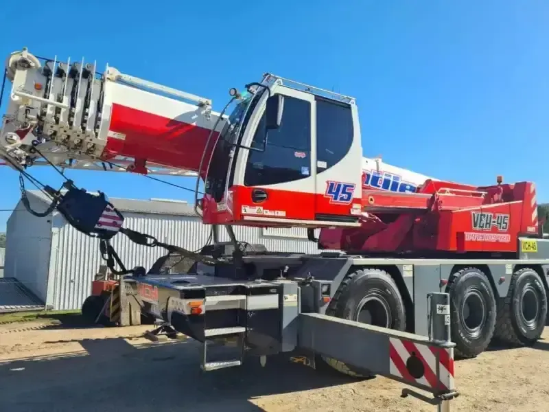 Liebherr LTC1045 city crane